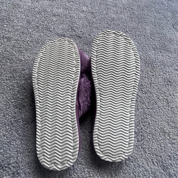 10 lavender fuzzy slippers - Picture 8 of 9